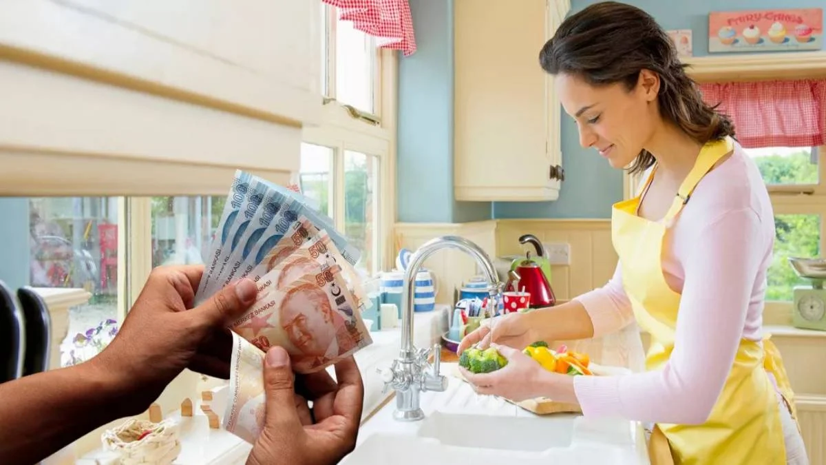 Ev hanımları için emeklilik şartları ve prim ödeme bilgilerini açıklayan görsel.